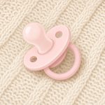 おしゃぶりって使っていいの?:我が家の実体験と知っておきたいポイント 優しいテイストのおしゃぶりのイラスト